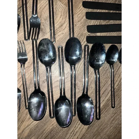 TOWLE NORDIC 18/10 STAINLESS FLATWARE - 34 PIECES Lot Table Of 6 Set - Picture 4 of 9